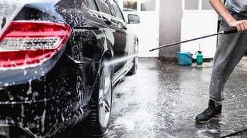 Як правильно самостійно мити авто? Загрози від щітки та переваги безконтактної мийки