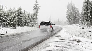 Як безпечно їздити зимовими дорогами: прості правила для непростих ситуацій