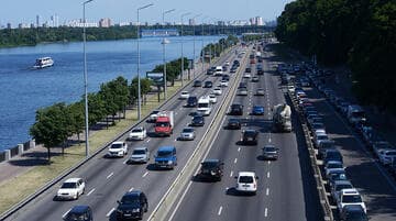 У Києві та Дніпрі збільшили дозволену швидкість руху на деяких ділянках доріг