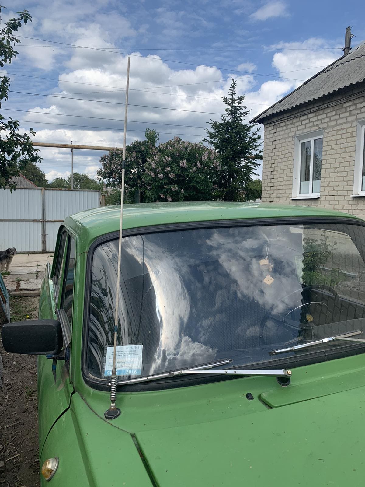 Антена на капоті