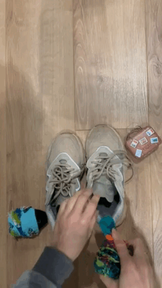 Як компактно скласти взуття у валізу