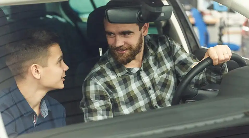 З якого віку можна перевозити дітей на передньому сидінні авто?