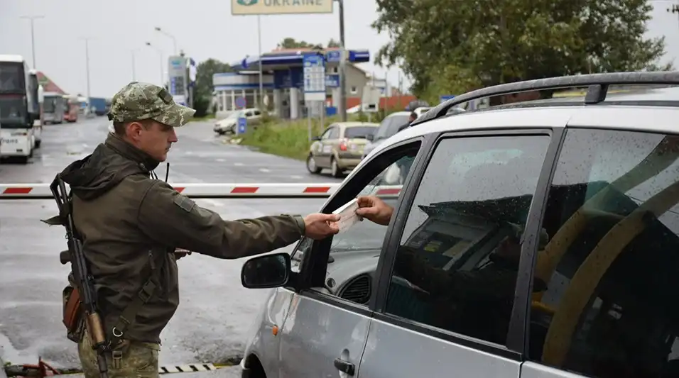Кабмін дозволив деяким категоріям військовозобов'язаних чоловіків виїжджати за кордон