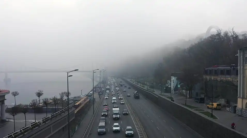 Лайфхаки для водіїв для безпечної їзди в дощ, сніг і темряву