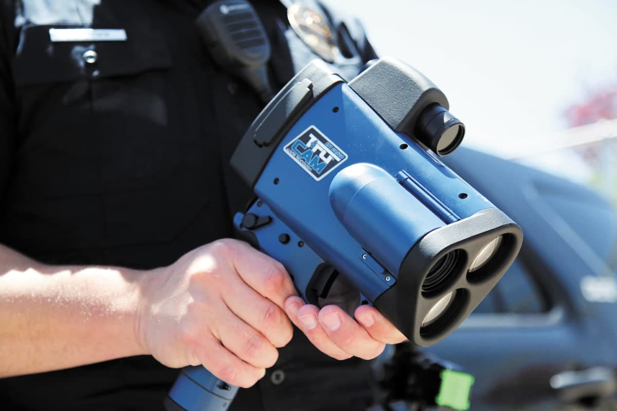 Пристрій TruCAM в руках у поліцейського